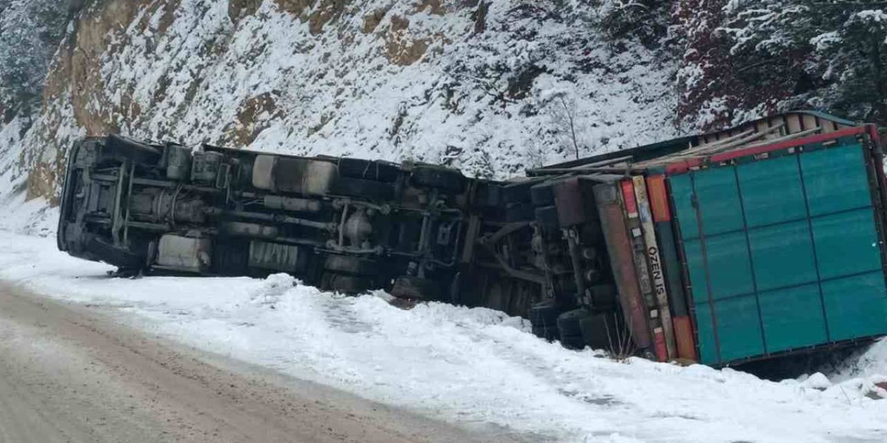 Buzlu Yolda Kontrolden Çıkan Kamyon Devrildi: 1 Yaralı