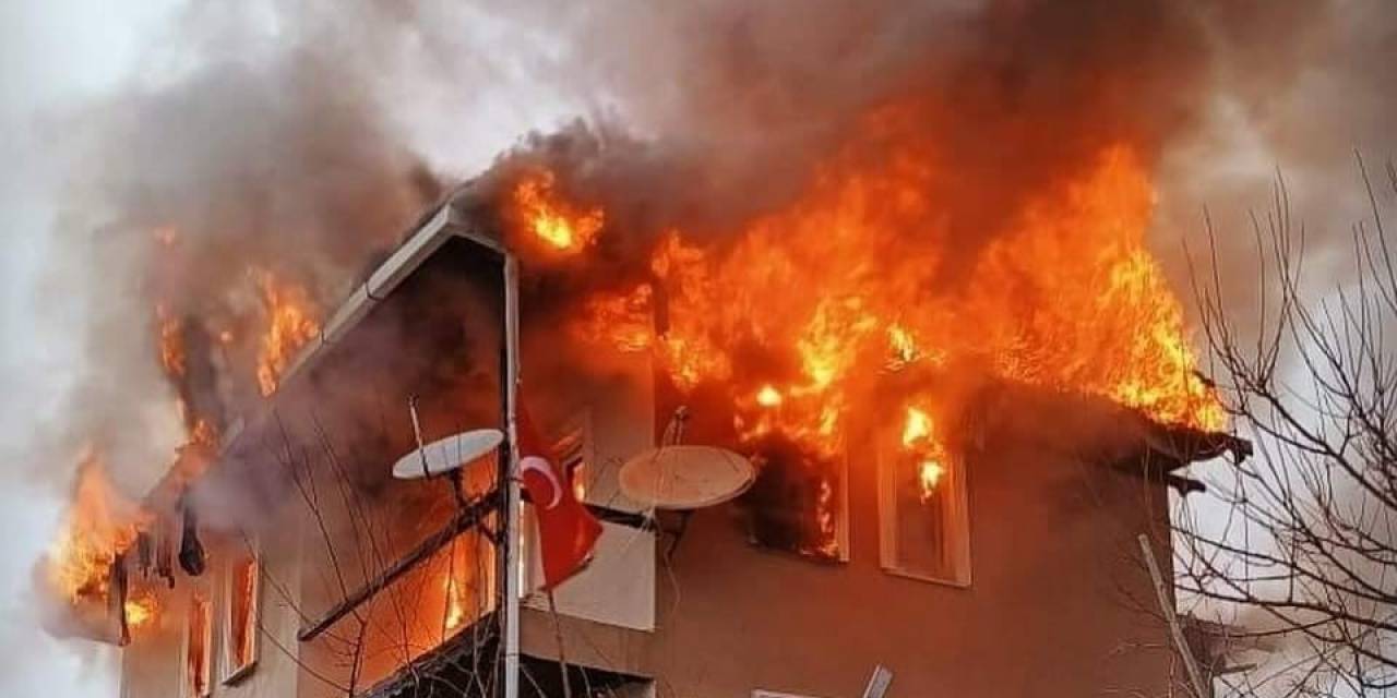 Nallıhan’da Çıkan Yangında 3 Katlı Bir Ev Kullanılamaz Hale Geldi
