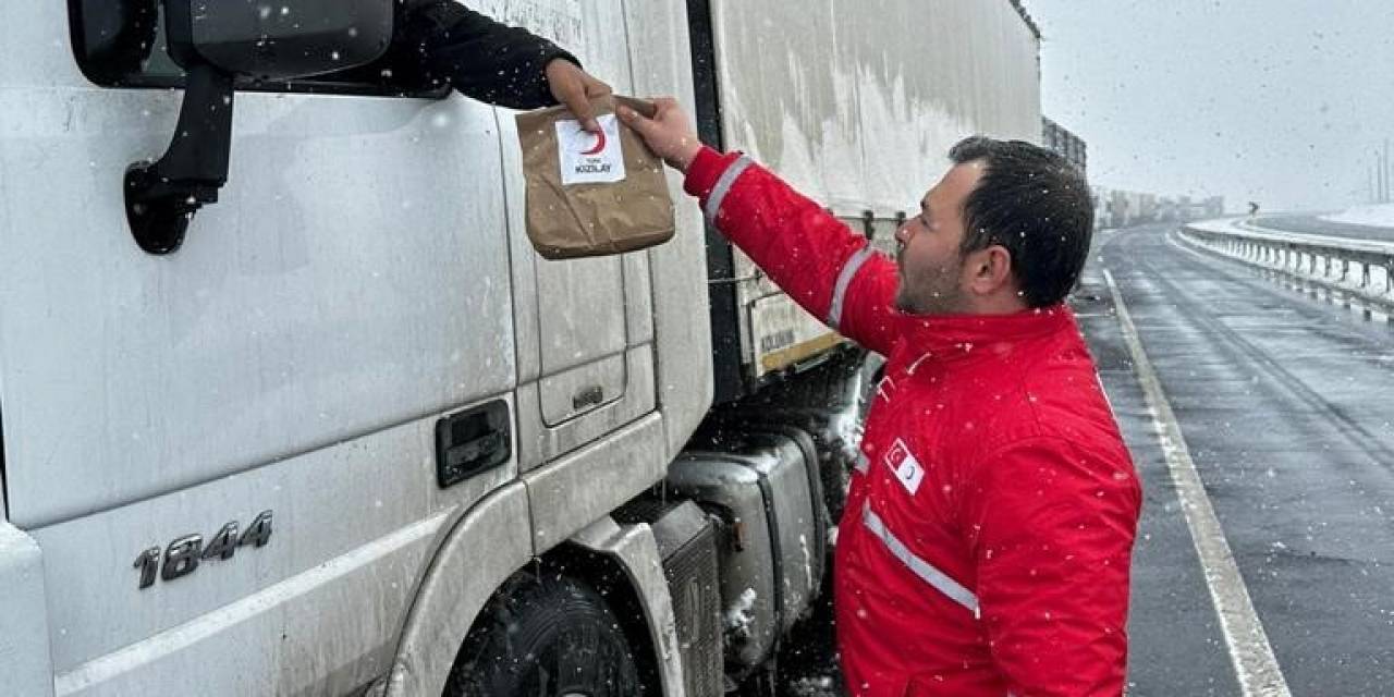 Yolda Kalan Araçlardaki Vatandaşlara Sıcak Çay Ve Çorba İkramı