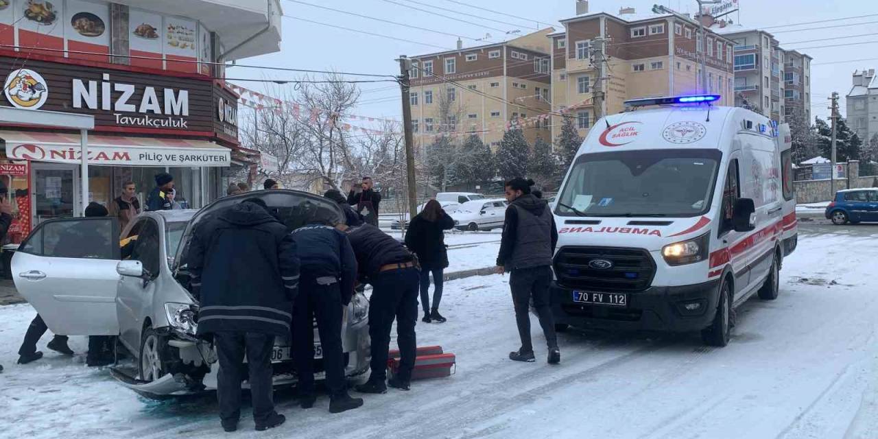 Kaza Yapan Otomobil, İş Yerindeki Tavuk Pişirme Makinesine Çarptı: 1 Yaralı