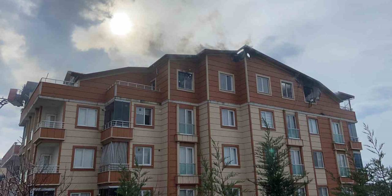 Dubleks Daire Alev Alev Yandı, Bina Tahliye Edildi