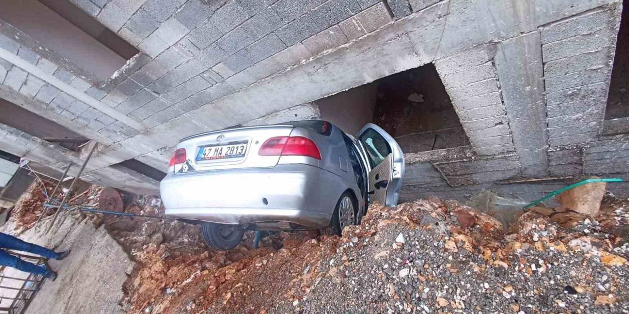 Mardin’de Otomobil, İstinat Duvarı Arasındaki Boşluğa Düştü