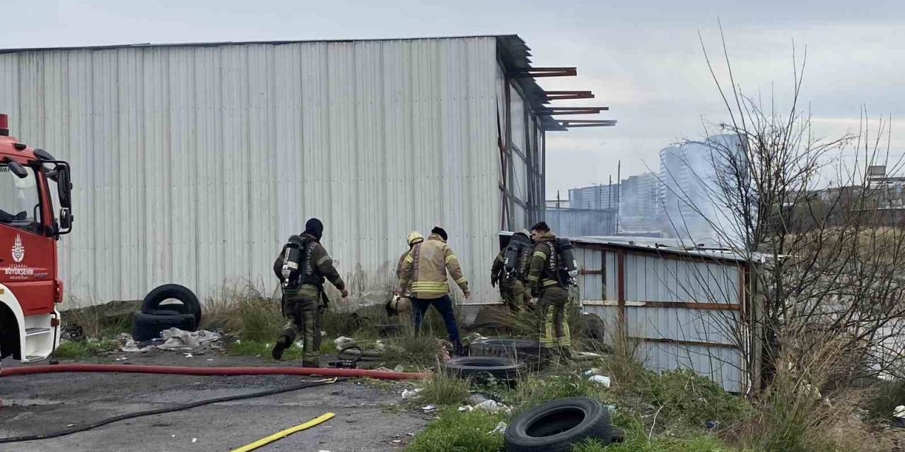 Geri Dönüşüm Fabrikasının Yatakhanesinde Yangın: 4 İşçi Dumandan Etkilendi