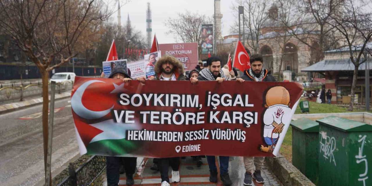 Edirne’de Tıp Fakültesi Öğrencilerinden Yağmur Altında Sessiz Yürüyüş