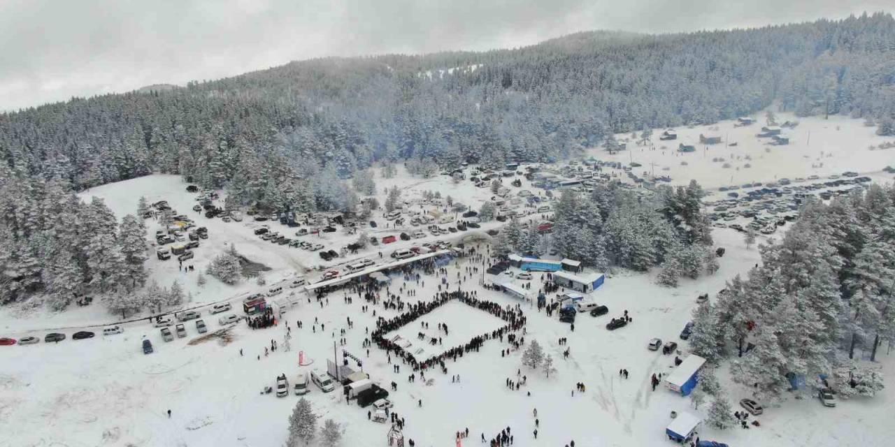 Türkiye’nin Dört Bir Yanından Binlerce Kişi 3. Kastamonu Araç Yayla Kış Festivali’nde Buluştu