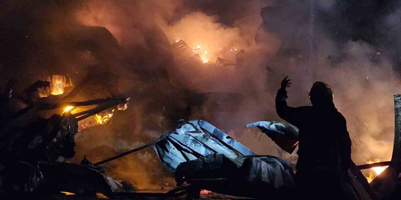 Mersin’deki Yangında Soğutma Çalışmaları Gece De Devam Etti