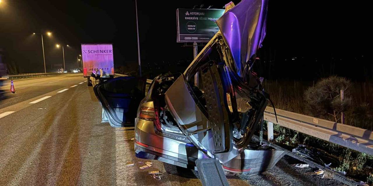 Polislerin İçinde Bulunduğu Otomobil Tıra Çarptı: 1 Ölü 2 Yaralı