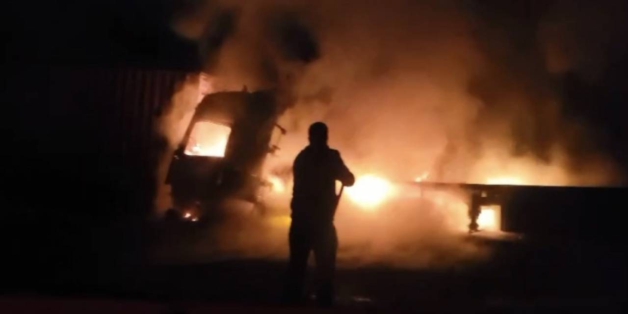 3 Tırın Karıştığı Zincirleme Kazada Bir Tır Alev Aldı: 3 Yaralı