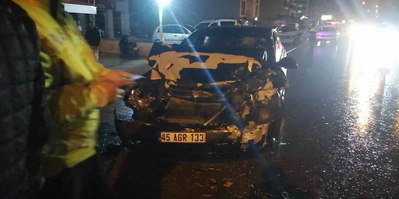 Otomobil Şehir İçi Yolcu Otobüsüne Çarptı: 3 Yaralı