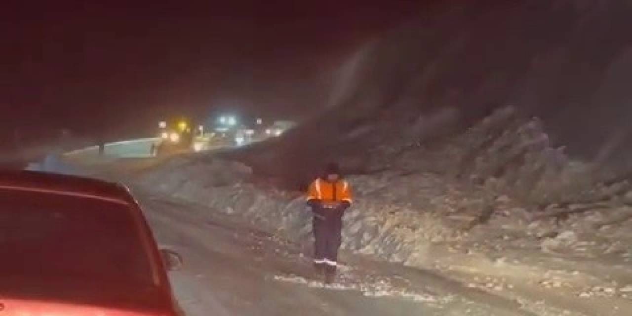 Erzurum’da Karayoluna Çığ Düştü