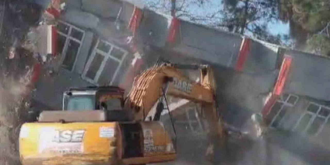 Yıktığı Binanın Altında Kalmaktan Son Anda Kurtuldu, Panik Anı Kamerada