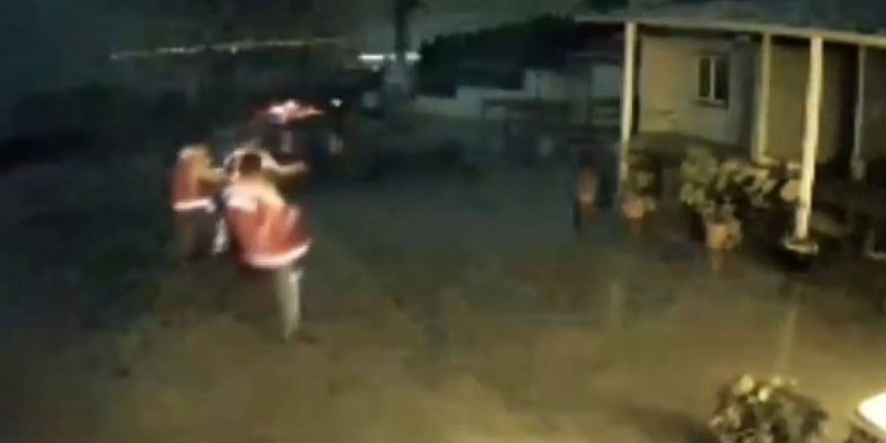 Deprem Anında Vatandaşların Ayakta Durmakta Güçlük Çektiği Görüntüler Felaketin Büyüklüğünü Hatırlattı