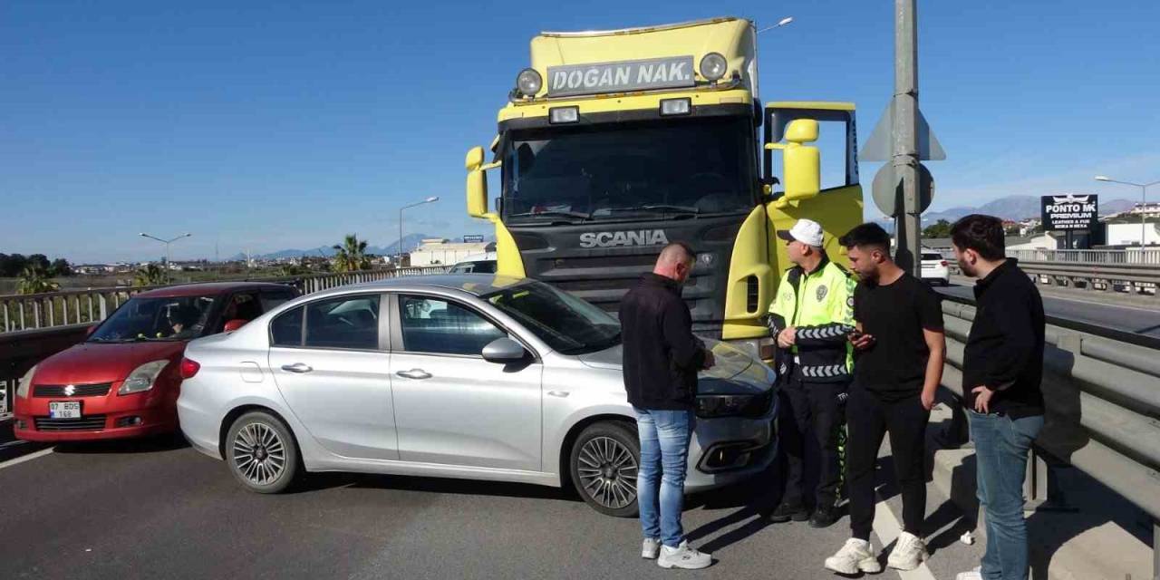 Tır Çarptığı Otomobili Önünde Sürükledi, Şans Eseri Kimse Yaralanmadı
