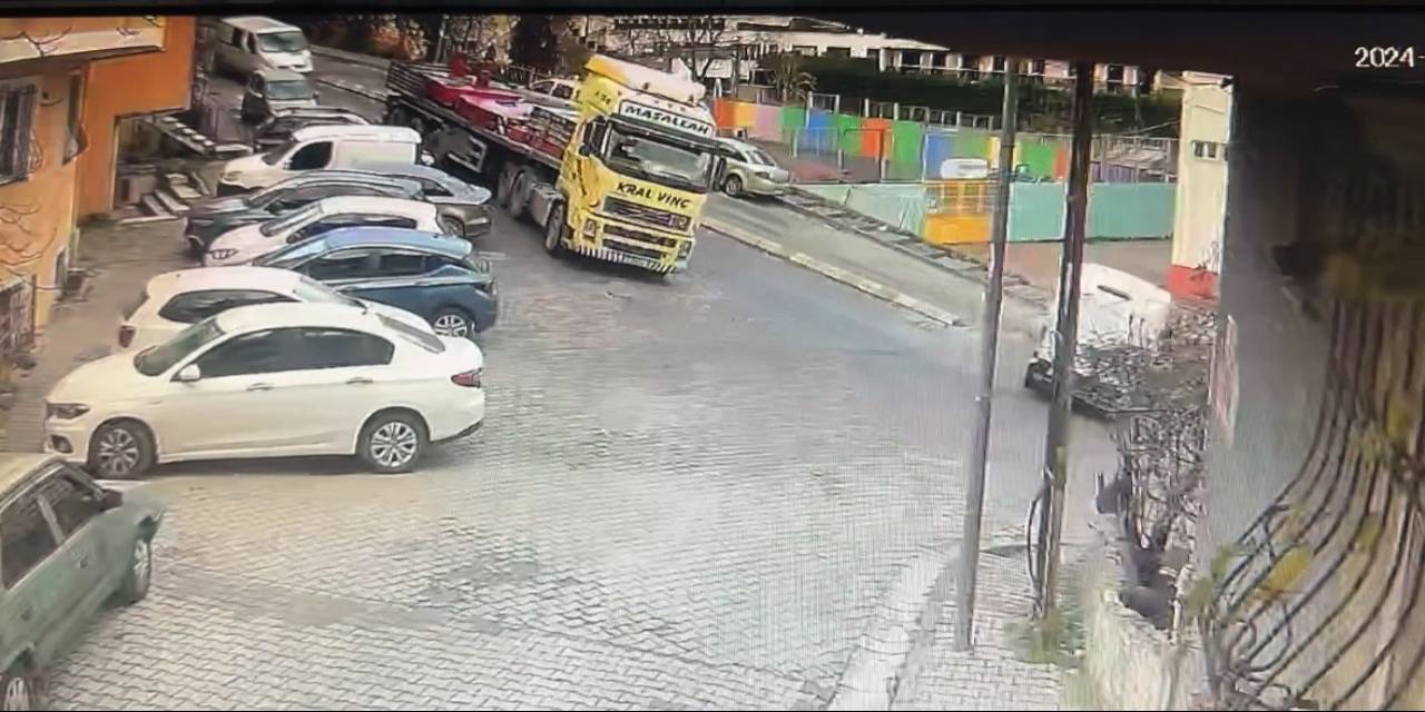 Kağıthane’de Yokuştan İnen Tırın Kasasındaki Dev Paletler Devrildi, O Anlar Kamerada