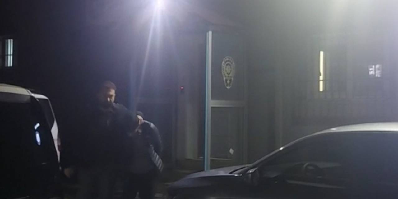 İstanbul’da Kafeteryada Silahlı Saldırı Kamerada: Motokurye Kıyafetiyle Gelip Ateş Açtı, Kaçarken Bıçaklandı