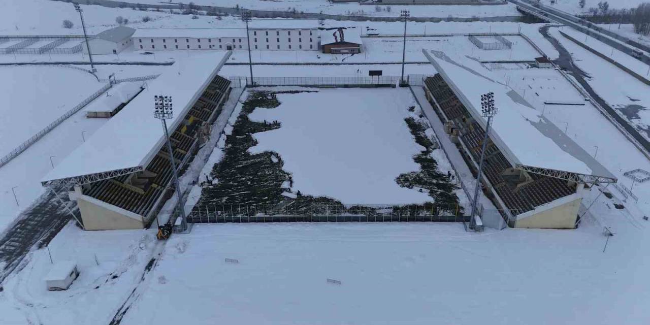 Muşlular Maç İptalini Önlemek İçin Küreklerle Stadyumu Temizledi