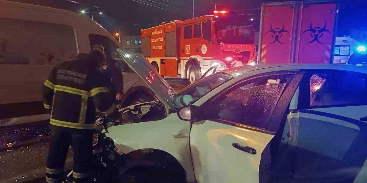 Otomobil Refüje Çarptı: 3 Yaralı