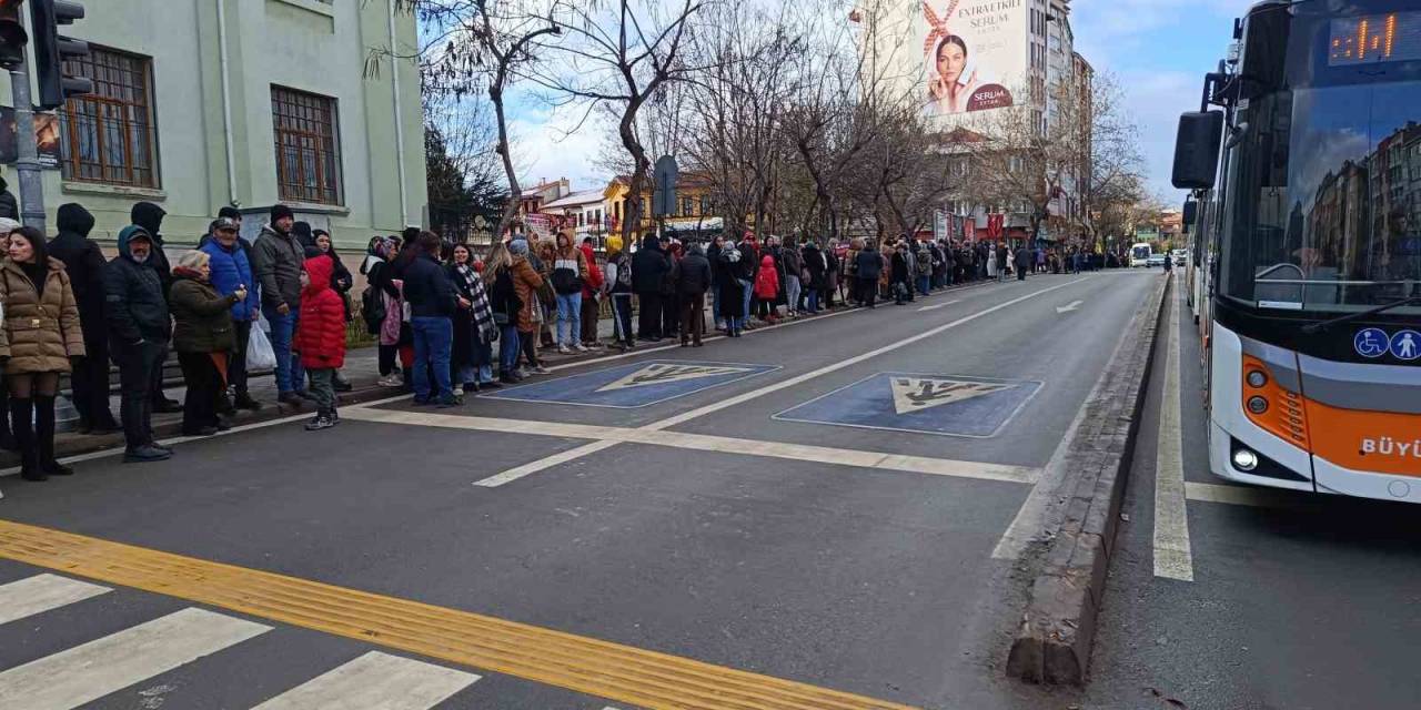 Yüzlerce Vatandaş Sivrihisar Dövme Sucuk Festivali’ne Gitmek İçin Sıraya Girdi