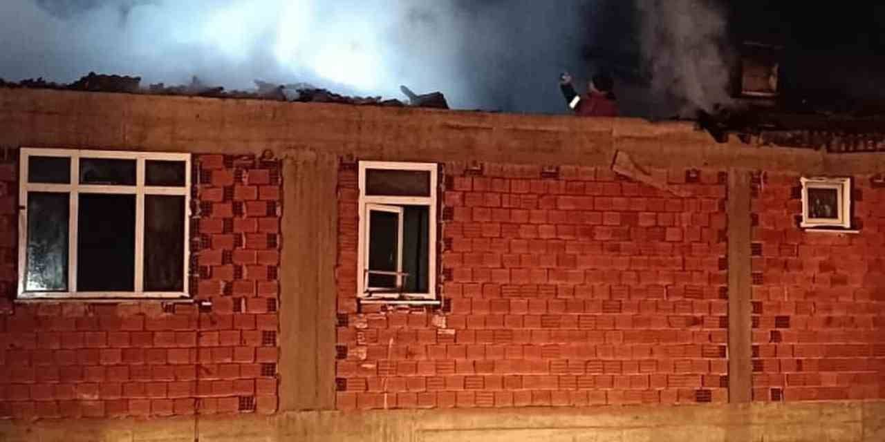 Köyde Çıkan Yangında 2 Katlı Ev Küle Döndü
