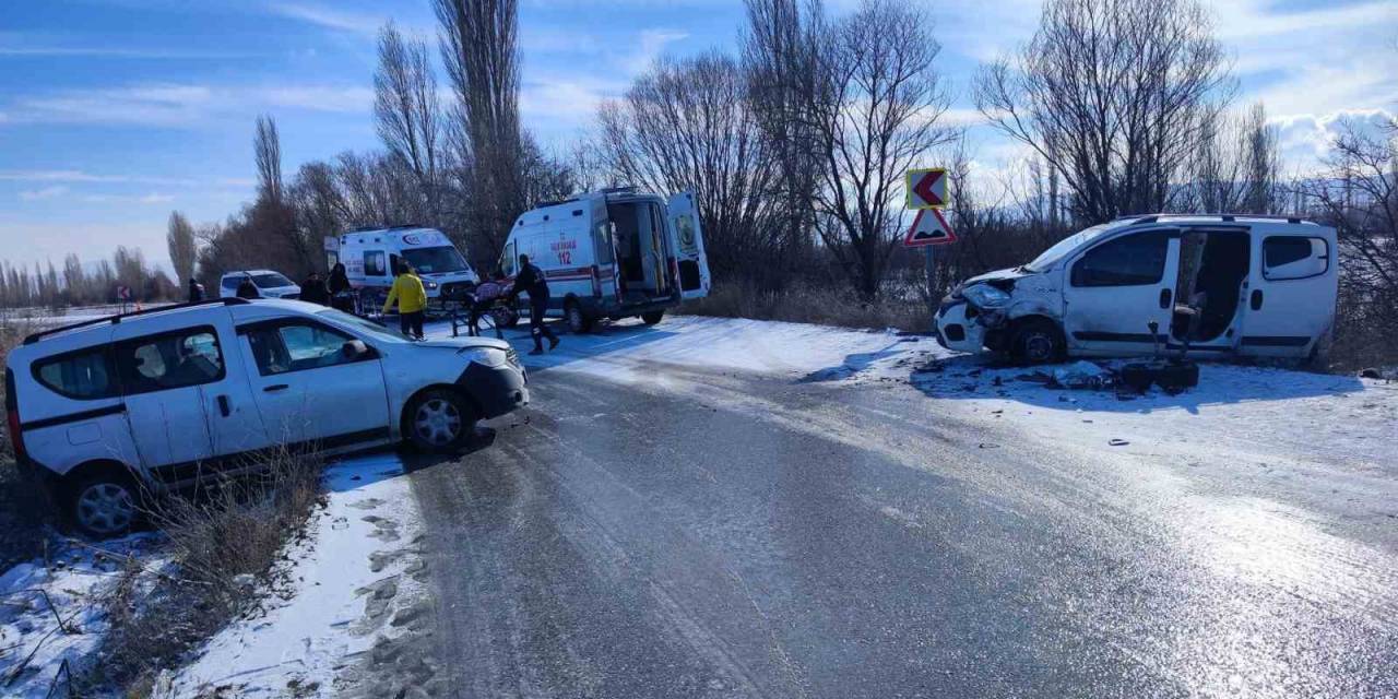 Afyonkarahisar’da Trafik Kazası, 6 Kişi Yaralandı