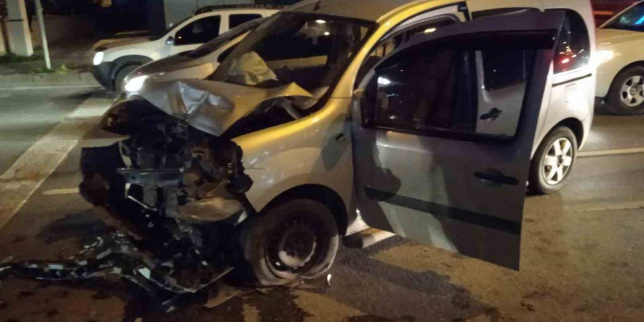 Trafik Işıklarında Araçları Hurdaya Çeviren Kazada Yaralanan Olmadı