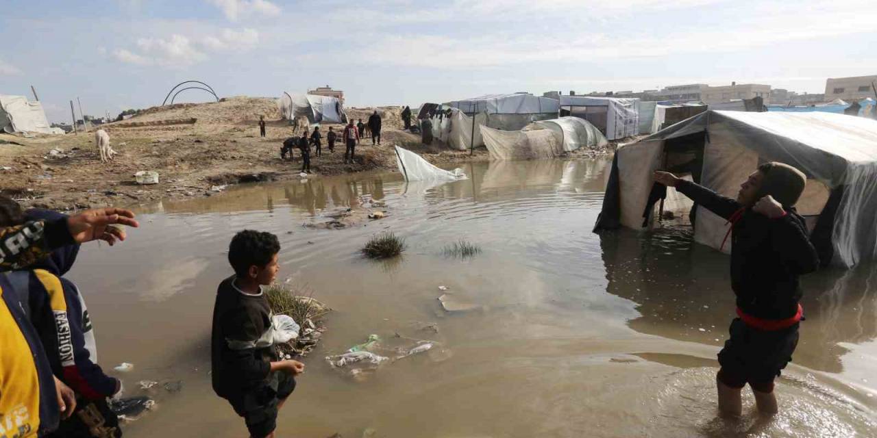 İsrail’den Han Yunus’taki Mahallelere Saldırı