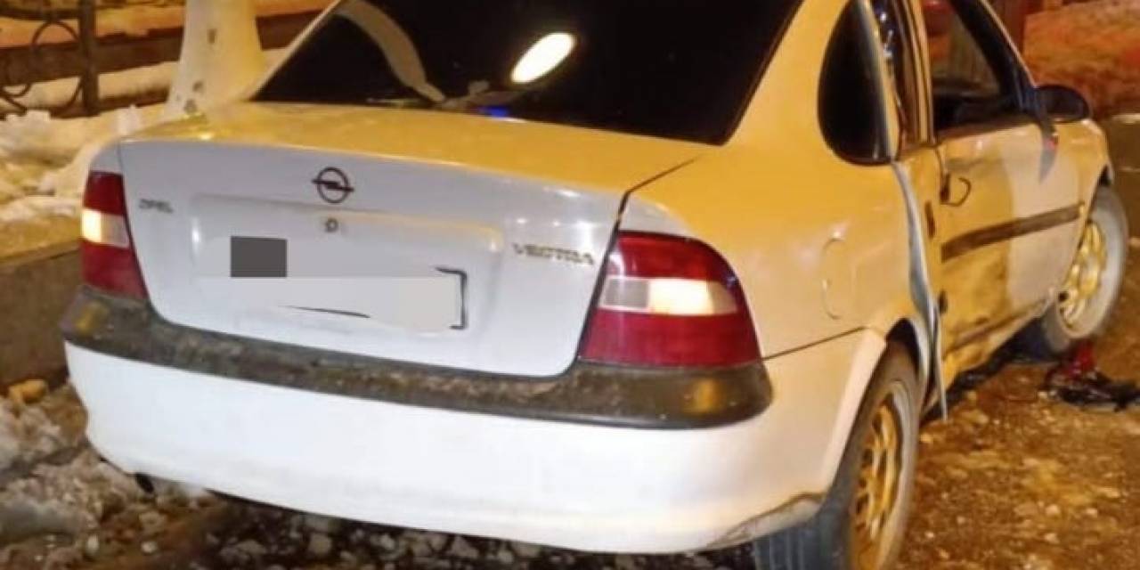 İki Otomobil Çarpıştı: 3 Yaralı