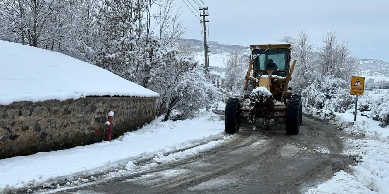 Karakoçan İlçesinde Karla Mücadele Çalışması Sürüyor