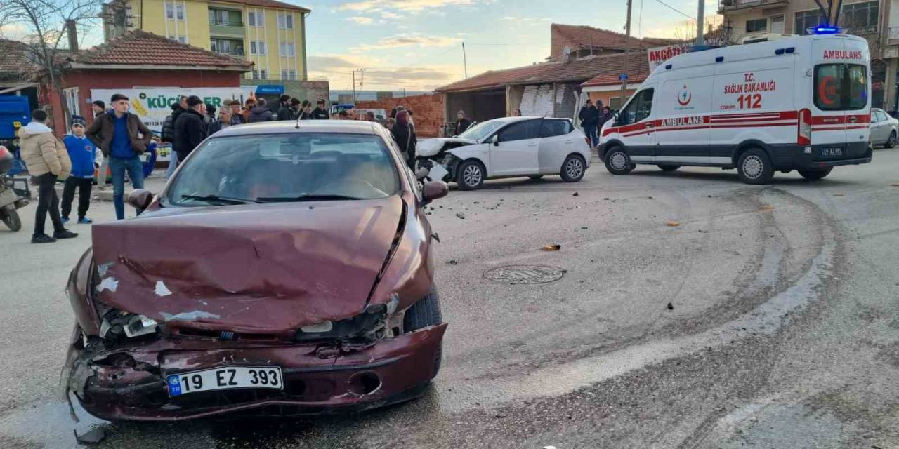 Otomobiller Çarpıştı: 3 Yaralı