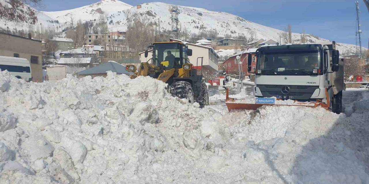 Başkale’de Kamyonlarla Kar Taşınıyor