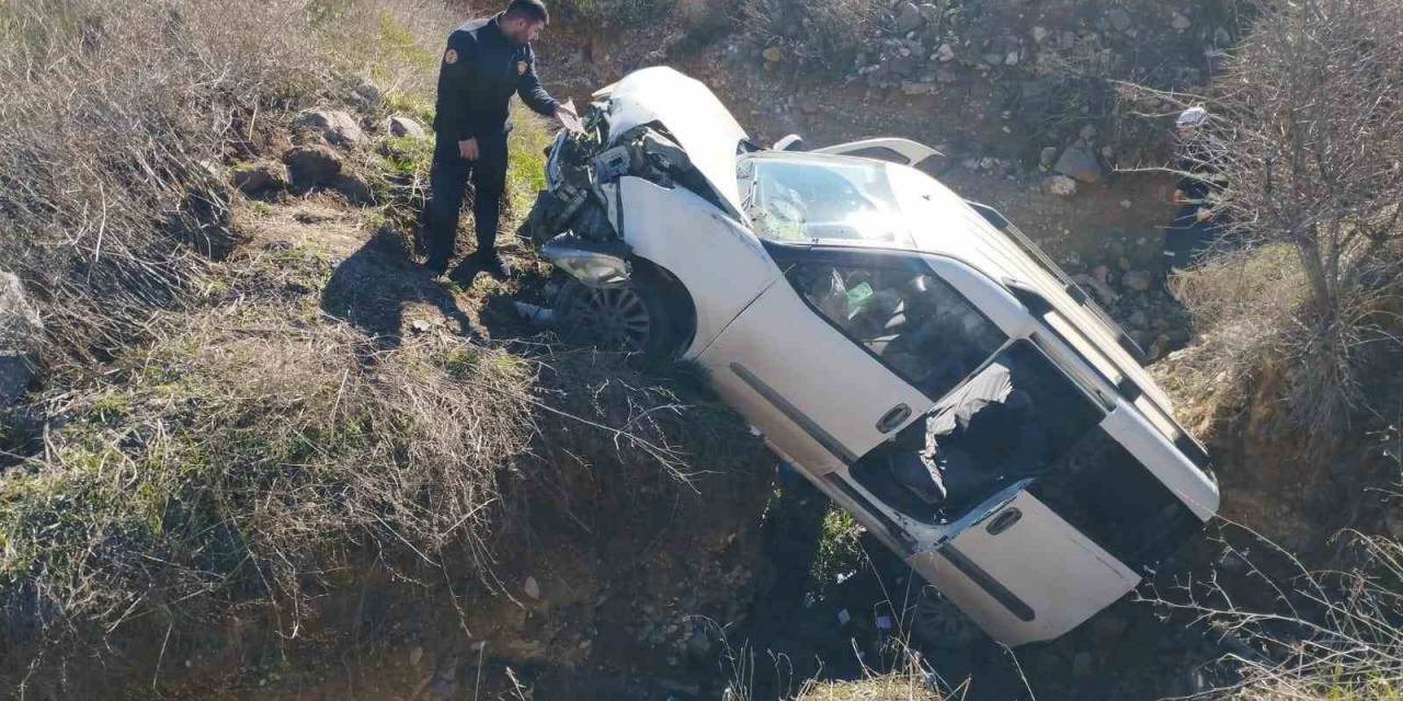 Araç Şarampole Devrildi: 2 Yaralı