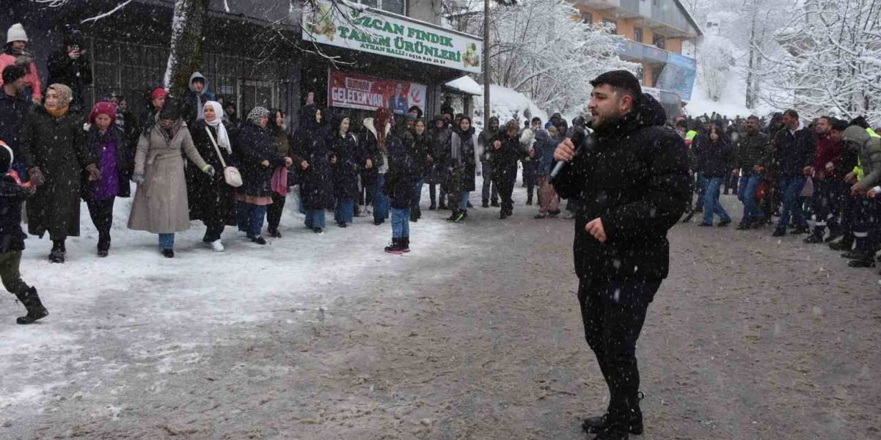 Geleneksel Olan Festivalde 1 Ton Hamsi Pişti, 7’den 70’e Yüzler Güldü