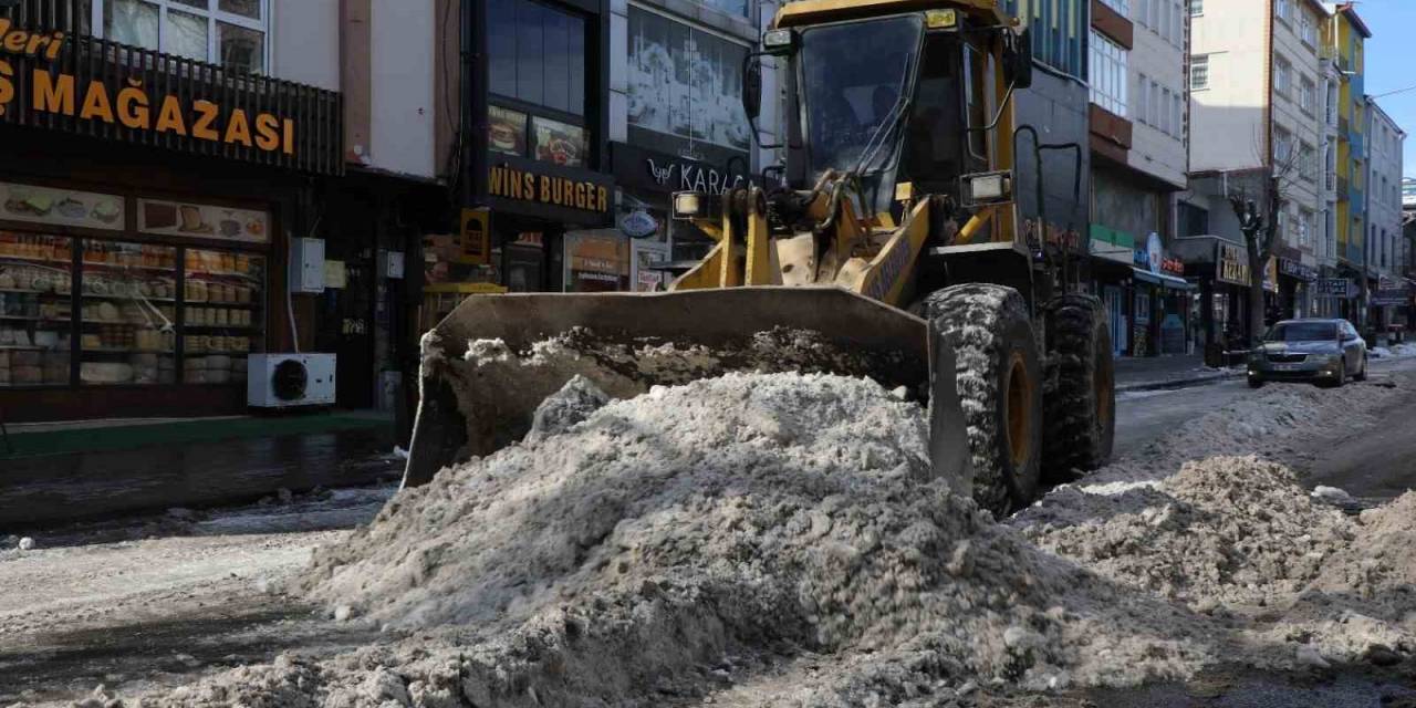 Kars’ta Belediyenin Karla Mücadele Mesaisi Başladı