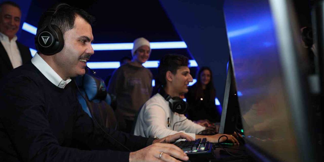 İbb Başkan Adayı Murat Kurum, Gençlerle Play Station Oynadı