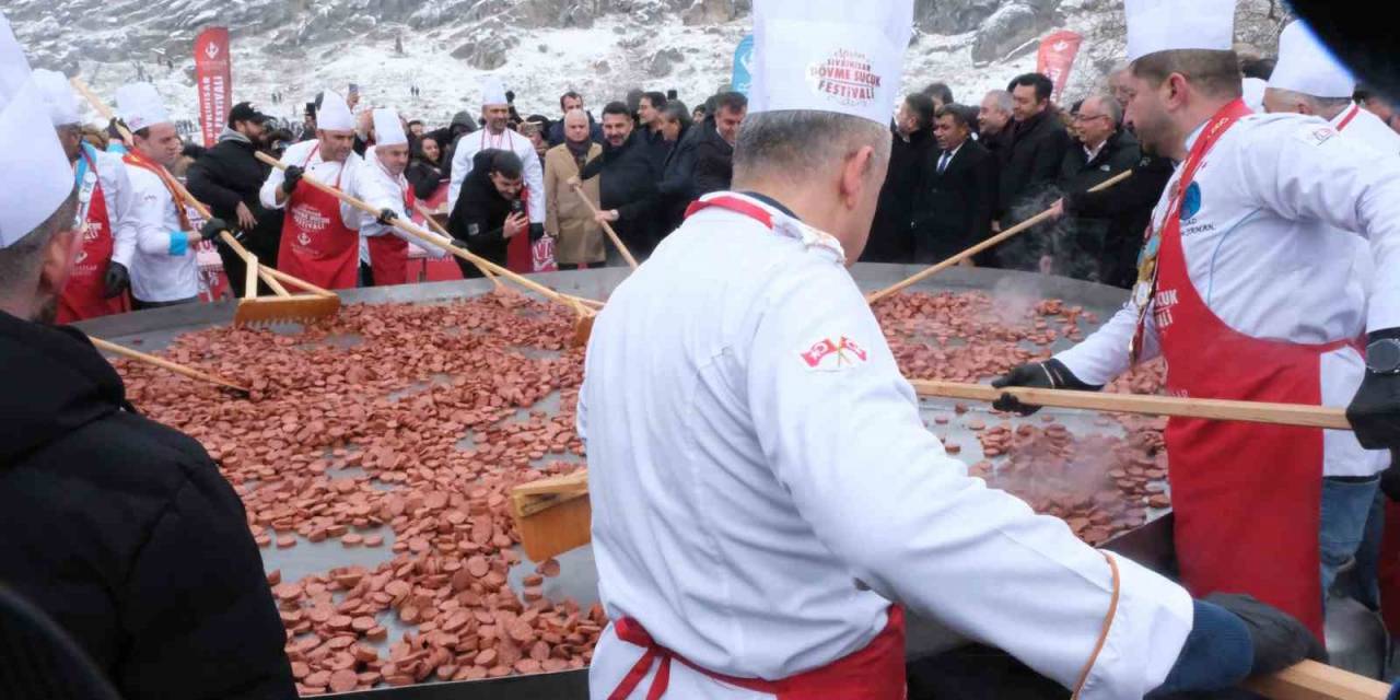 Geleneksel Sivrihisar Dövme Sucuk Festivaline Binlerce Vatandaş Akın Etti