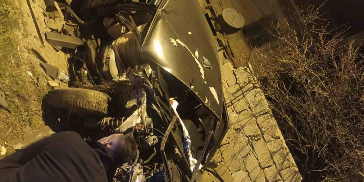 Alkollü Sürücü Direğe Çarptı, Tofaş Otomobil Hurdaya Döndü