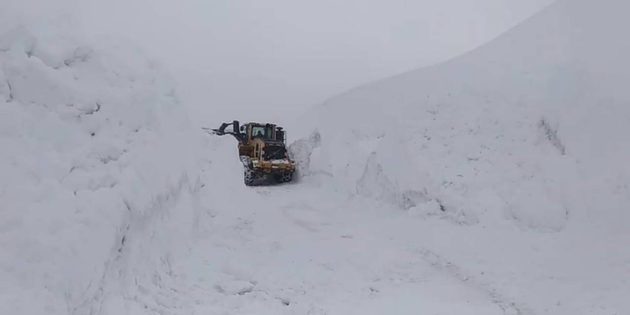 Askeri Üs Bölgesi Yolunda 2 Metreyi Bulan Karda Zorlu Çalışma