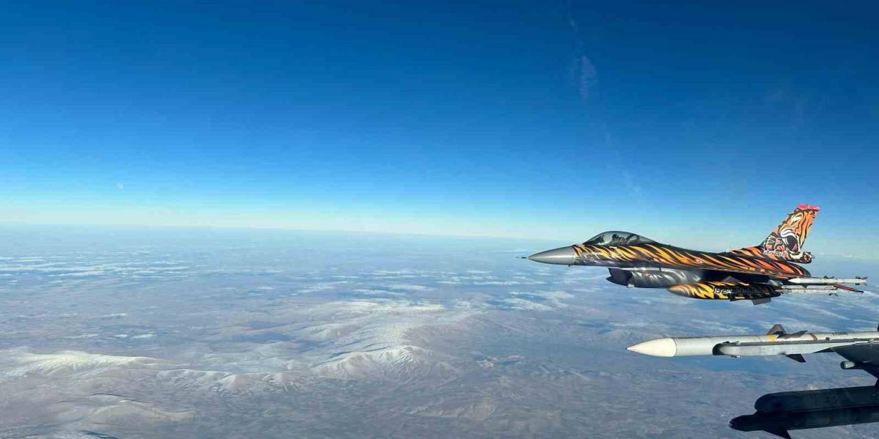 Türk Savaş Uçakları Kıbrıs’ın Güneyinde Eğitim Görevi İcra Etti