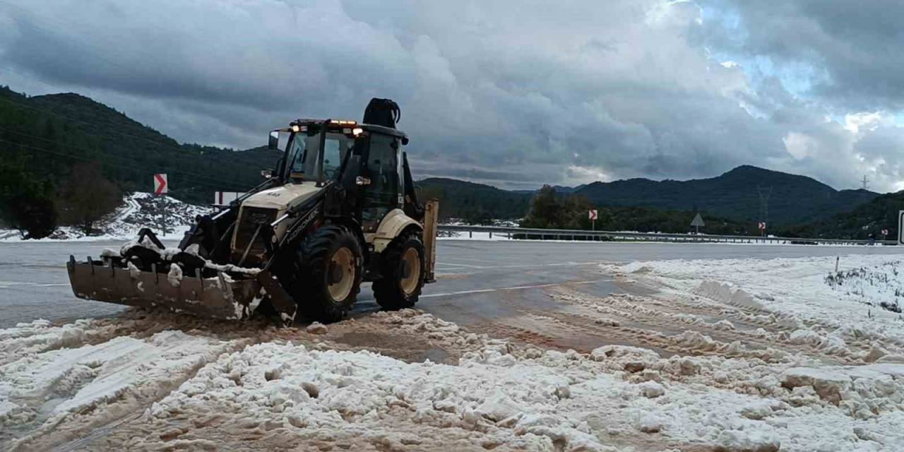 Bir Anda Etkili Olan Dolu Yağışı Karayolunu Trafiğe Kapattı