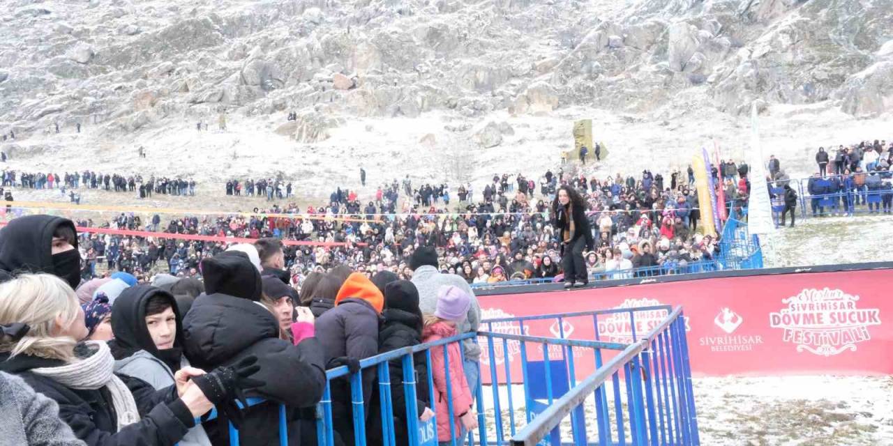 Şarkıcı Alişan Konsere Gelirken Rahatsızlandı Yerine Mithat Körler Sahne Aldı