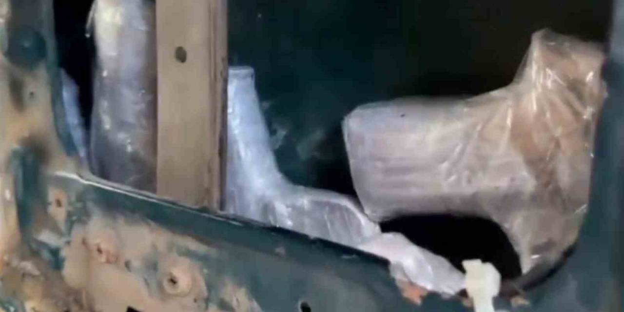 Samsun’da 11’i Aracın Kapısına Zulalanmış 12 Ruhsatsız Tabanca Ele Geçirildi