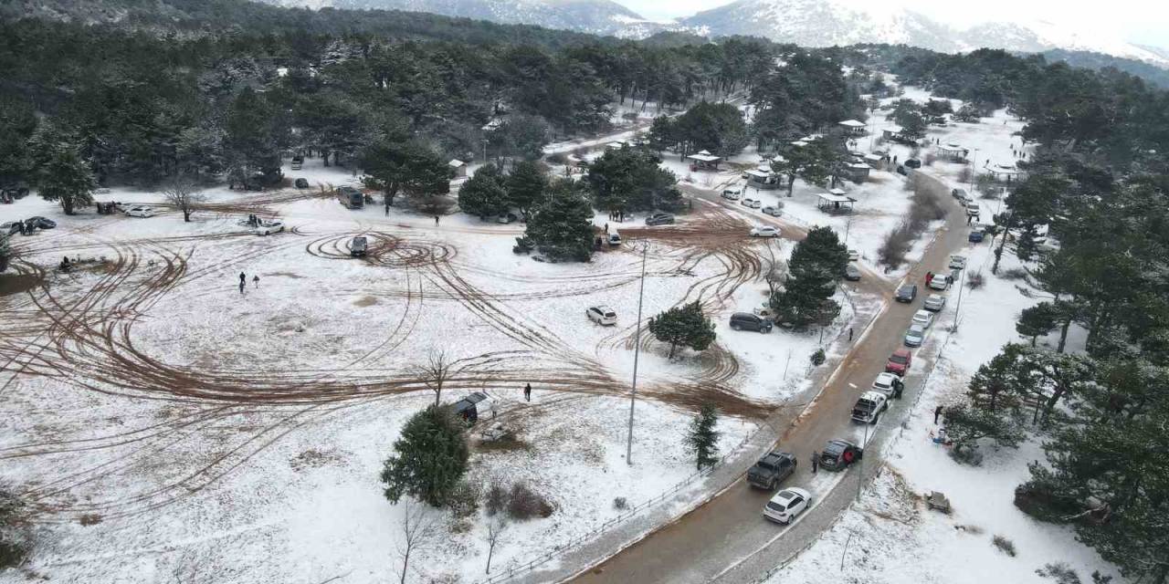 İzmirliler Manisa’nın Spil Dağına Akın Etti