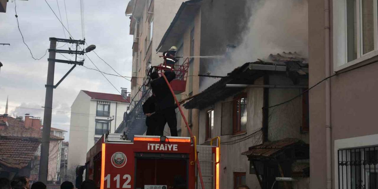 Evde Çıkan Yangında Dumandan Etkilenen Anne Ve Kızı Hastanelik Oldu
