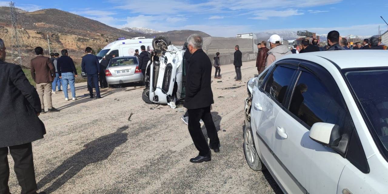 Adıyaman’da Otomobil Hafif Ticari Araçla Çarpıştı: 5 Yaralı