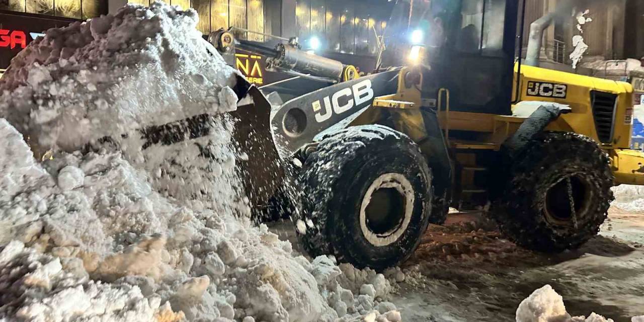 Kar Altında Kalan Çarşı Merkezi Ekipler Tarafından Temizlendi