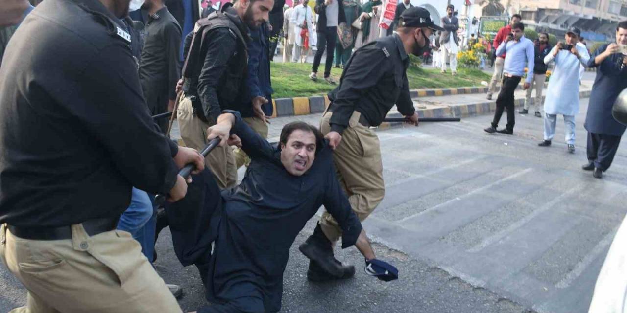 Pakistan’da Imran Khan’ın Destekçileri Polisle Çatıştı: 7 Yaralı