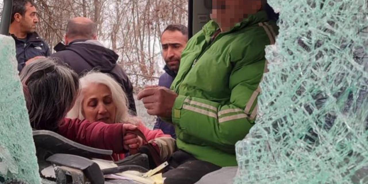 Dağdan Kopan Kaya Parçası Aracın İçine Girdi, Sürücü Yaralandı