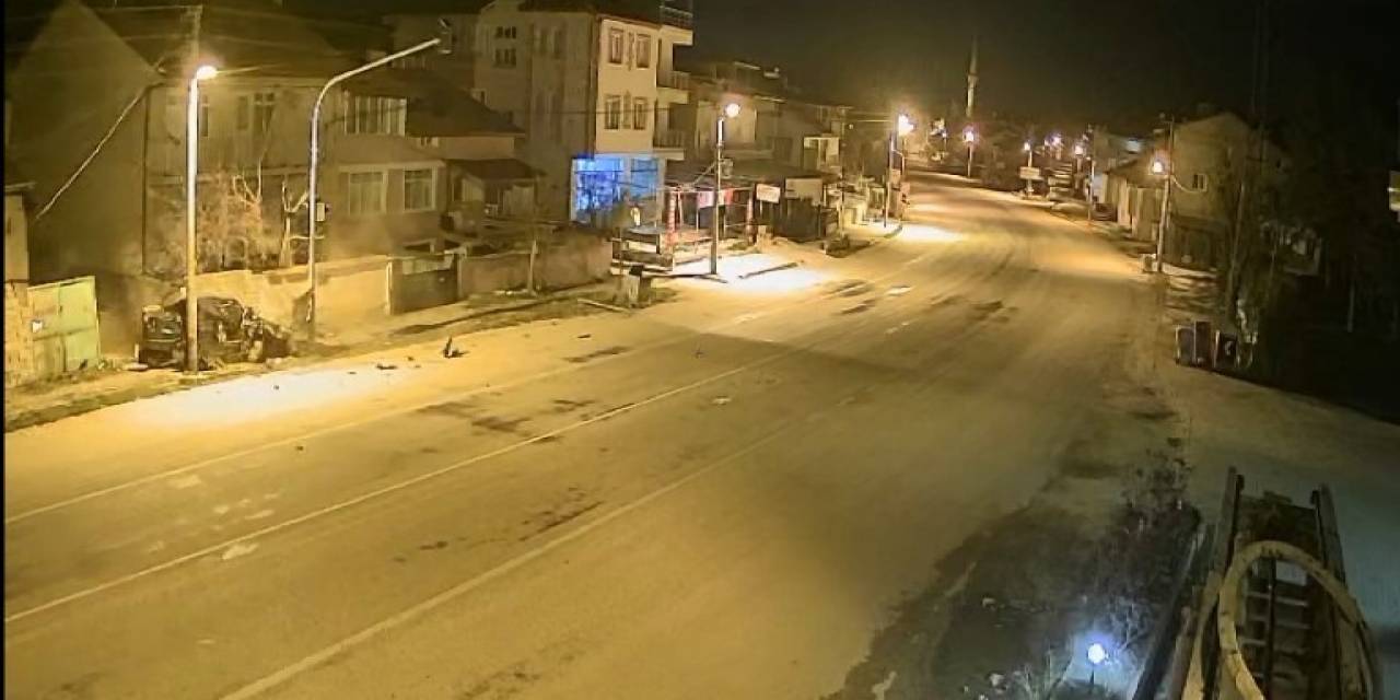 Isparta’da Otomobilin Hurdaya Döndüğü Kaza Güvenlik Kamerasında