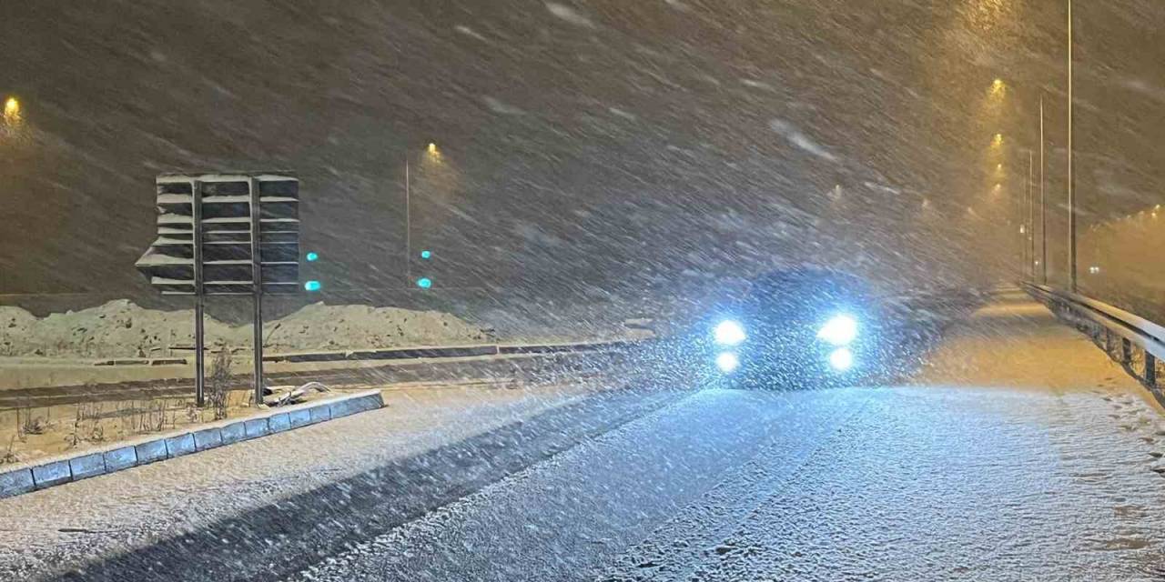 Kuzey Marmara Otoyolu Kocaeli Geçişinde Kar Yağışı Etkili Oluyor