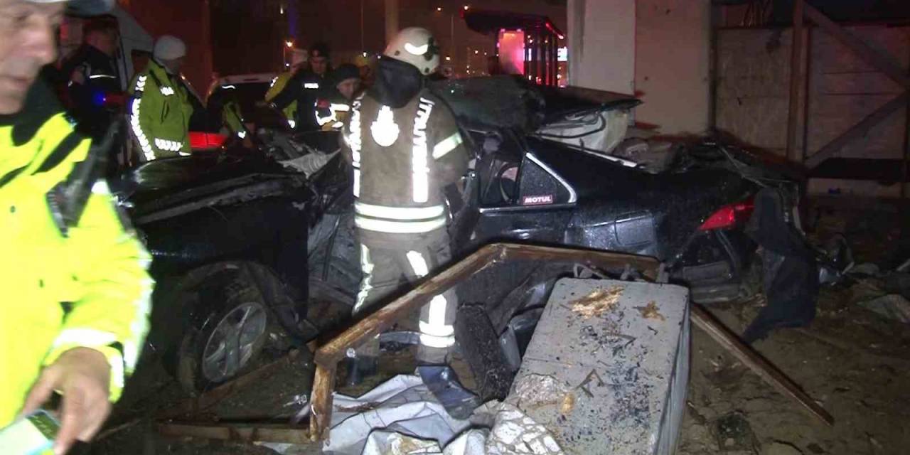 Kartal’da Kontrolden Çıkan Araç Üst Geçidin Direğine Çarptı: 1 Ölü, 1 Ağır Yaralı